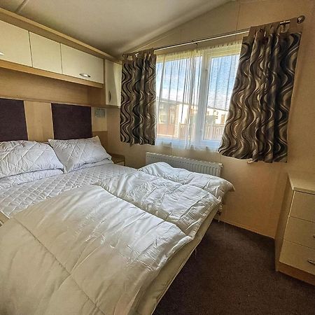 Lovely Caravan With Spacious Decking At North Denes In Suffolk, Ref 40134Nd Lowestoft Exterior photo
