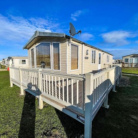 Lovely Caravan With Spacious Decking At North Denes In Suffolk, Ref 40134Nd Lowestoft Exterior photo