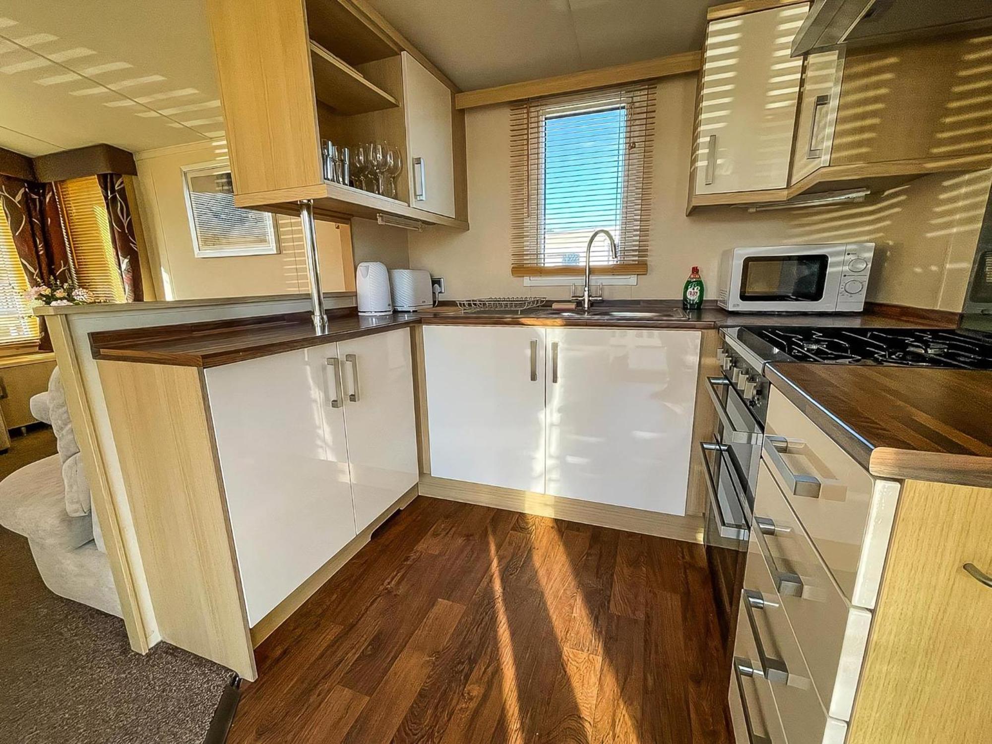 Lovely Caravan With Spacious Decking At North Denes In Suffolk, Ref 40134Nd Lowestoft Exterior photo