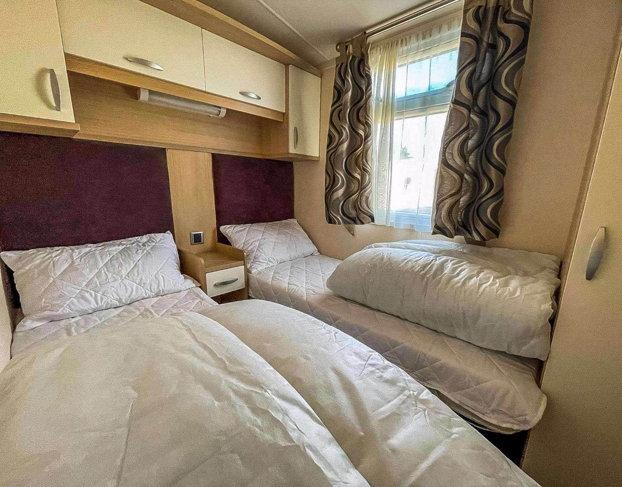 Lovely Caravan With Spacious Decking At North Denes In Suffolk, Ref 40134Nd Lowestoft Exterior photo