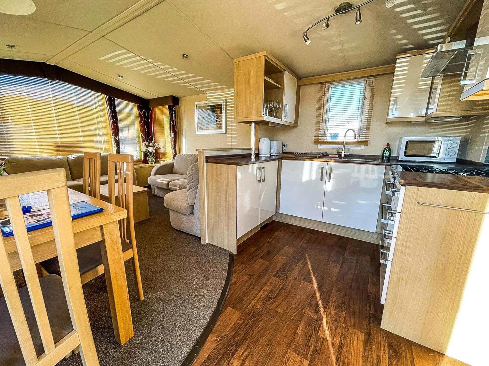 Lovely Caravan With Spacious Decking At North Denes In Suffolk, Ref 40134Nd Lowestoft Exterior photo
