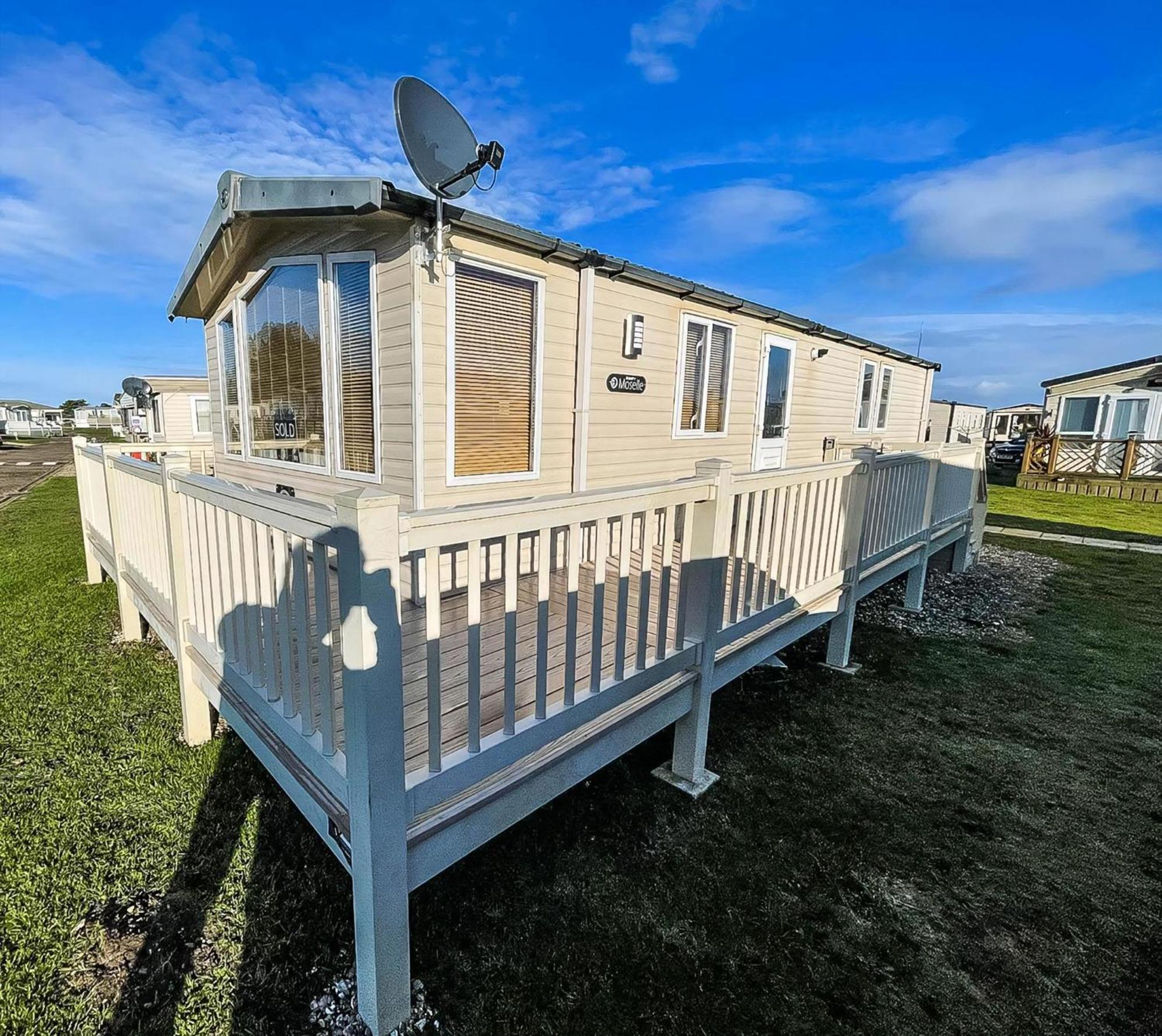 Lovely Caravan With Spacious Decking At North Denes In Suffolk, Ref 40134Nd Lowestoft Exterior photo