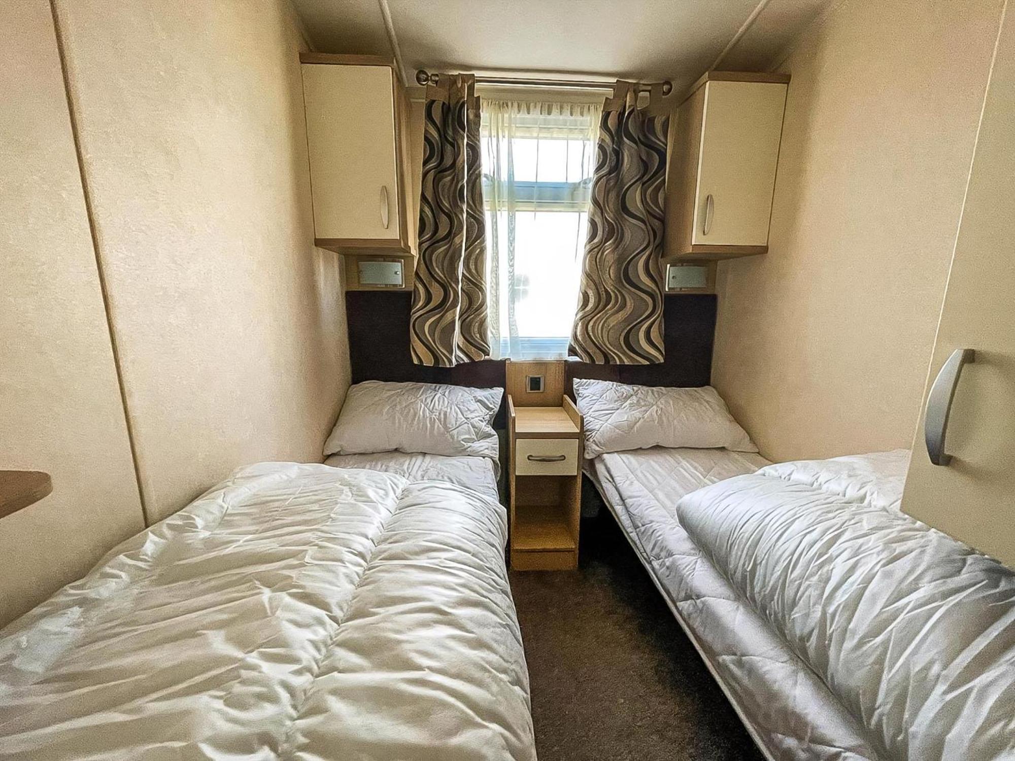 Lovely Caravan With Spacious Decking At North Denes In Suffolk, Ref 40134Nd Lowestoft Exterior photo